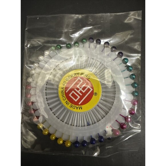 Mira Handcrafts 4 skeins of yarn 2 crochet hooks 40 Berry Pins Opened Bag New - Picture 2 of 13